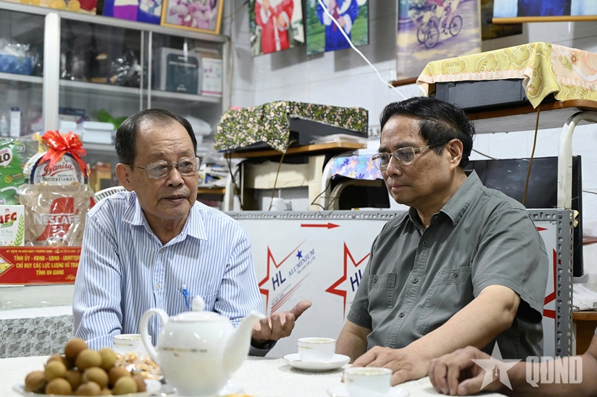 Thủ tướng Phạm Minh Chính thăm và tặng quà gia đình chính sách tại An Giang