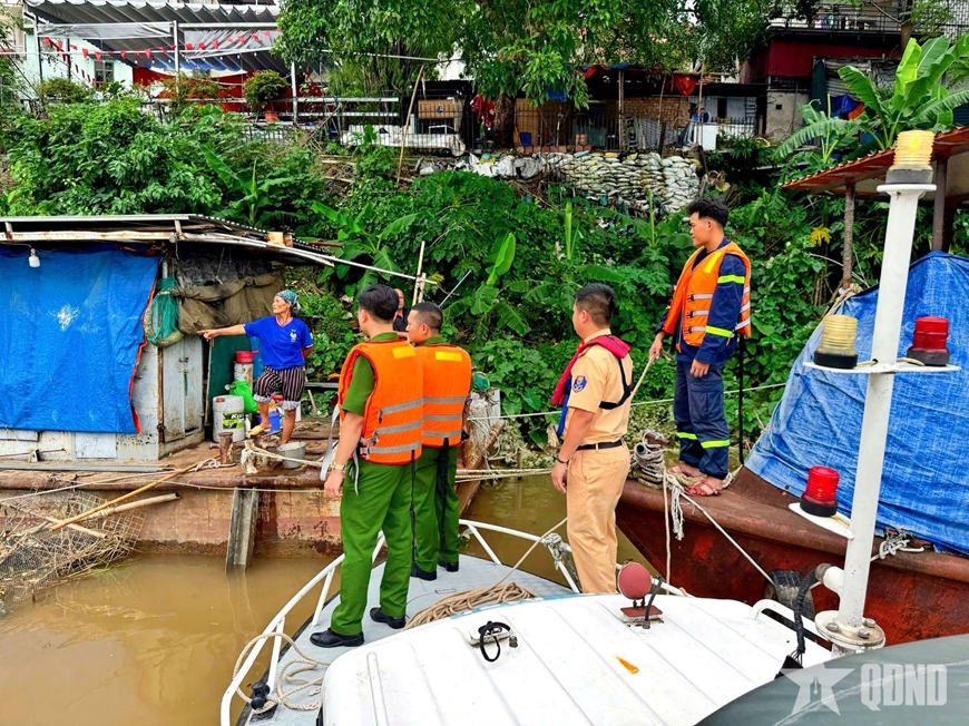 Hà Nội: Liên ngành kiểm tra, tuyên truyền phòng, chống bão trên tuyến sông Hồng