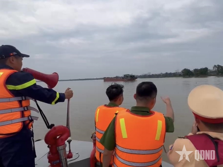 Hà Nội: Liên ngành kiểm tra, tuyên truyền phòng, chống bão trên tuyến sông Hồng