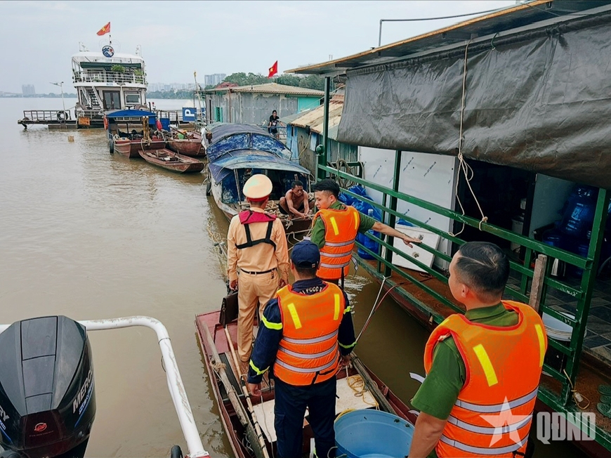 Hà Nội: Liên ngành kiểm tra, tuyên truyền phòng, chống bão trên tuyến sông Hồng