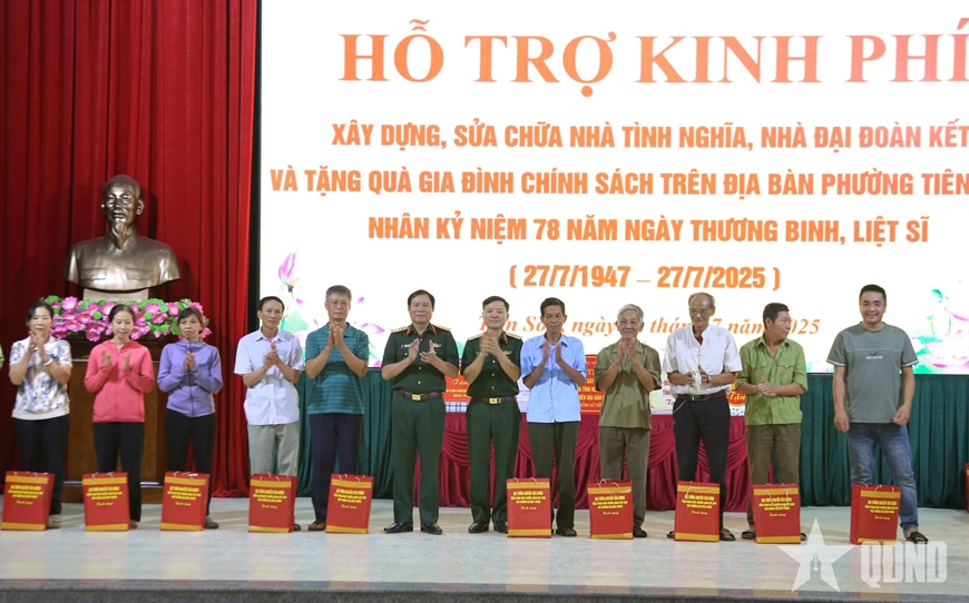 Đại tướng Nguyễn Tân Cương thăm, tặng quà Trung tâm Điều dưỡng thương binh Duy Tiên