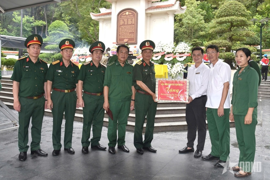 Thường vụ Đảng ủy, Bộ tư lệnh Quân khu 4 dâng hương tưởng niệm các Anh hùng liệt sĩ