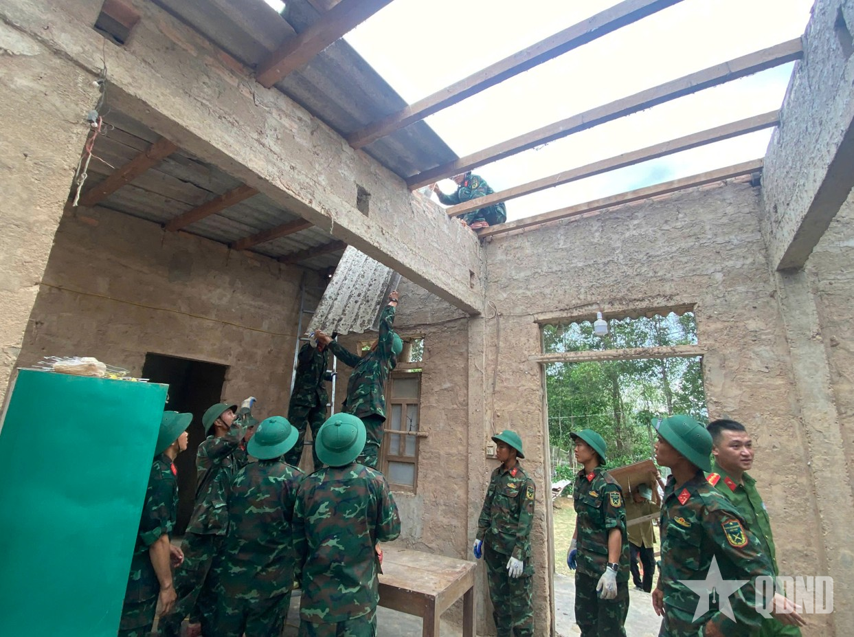 Sư đoàn 968 (Quân khu 4) kịp thời hỗ trợ hơn 40 hộ gia đình khắc phục hậu quả bão số 3