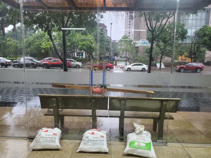 Người dân Thủ đô chằng chống nhà cửa sẵn sàng ứng phó bão Wipha