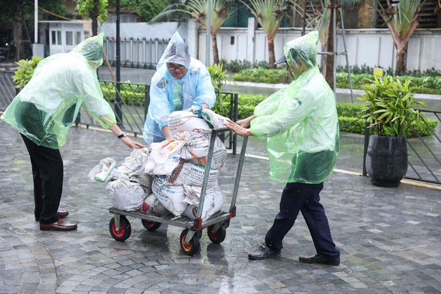 Người dân Thủ đô chằng chống nhà cửa sẵn sàng ứng phó bão Wipha