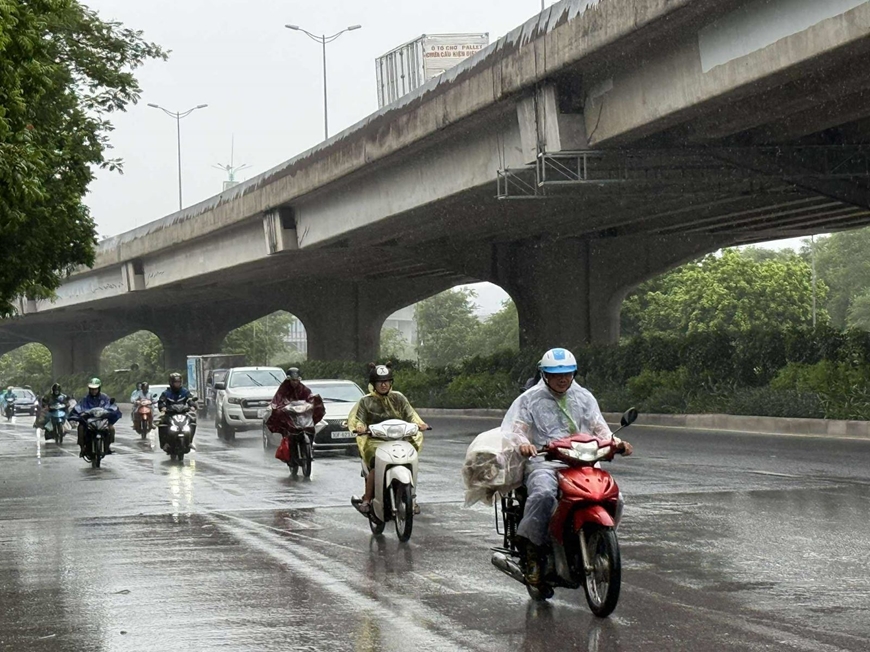 Người dân Thủ đô chằng chống nhà cửa sẵn sàng ứng phó bão Wipha