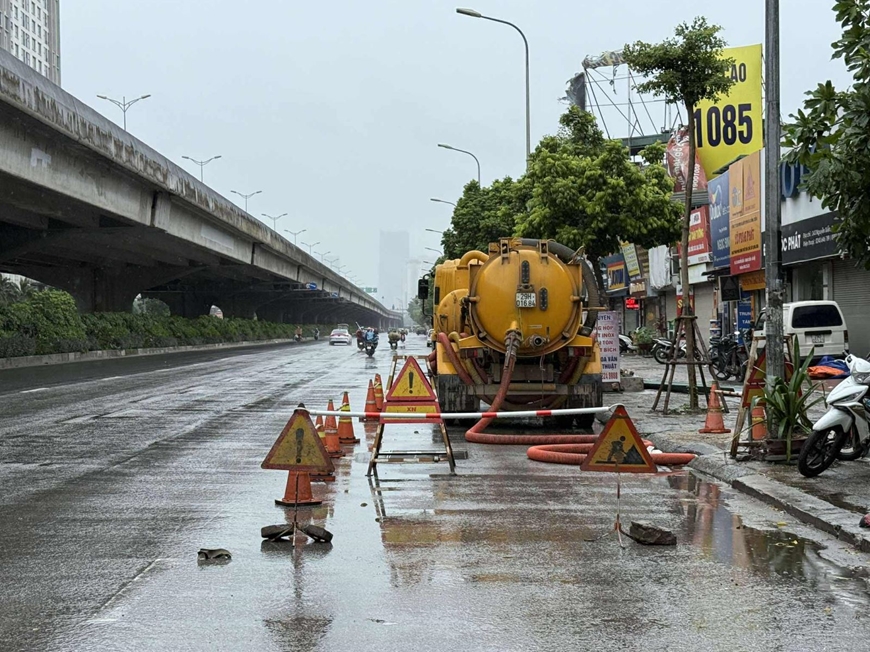 Người dân Thủ đô chằng chống nhà cửa sẵn sàng ứng phó bão Wipha