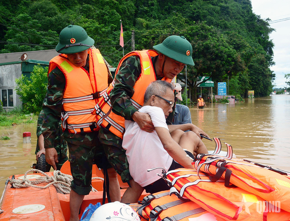 LLVT Quân khu 4 sát cánh cùng nhân dân vùng lũ Nghệ An