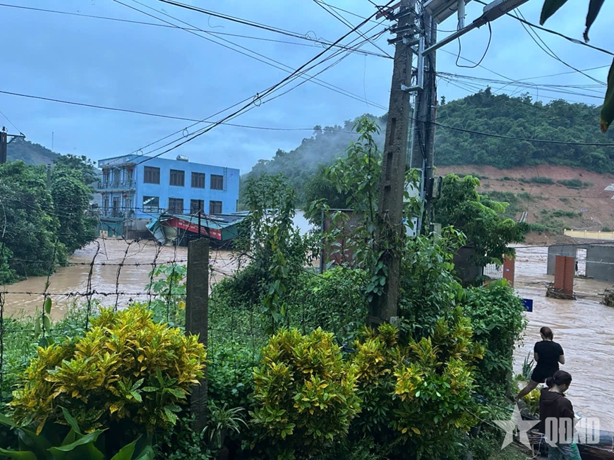 Lũ lên quá nhanh, xã Mường Xén, tỉnh Nghệ An chìm trong biển nước