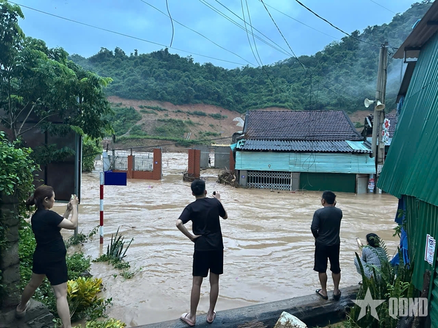 Lũ lên quá nhanh, xã Mường Xén, tỉnh Nghệ An chìm trong biển nước