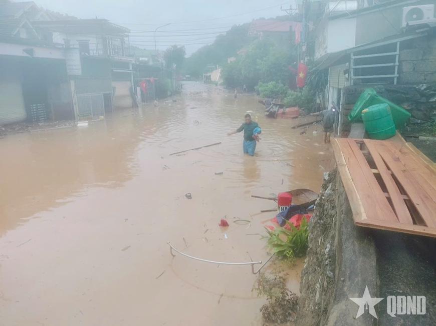 Lũ lên quá nhanh, xã Mường Xén, tỉnh Nghệ An chìm trong biển nước