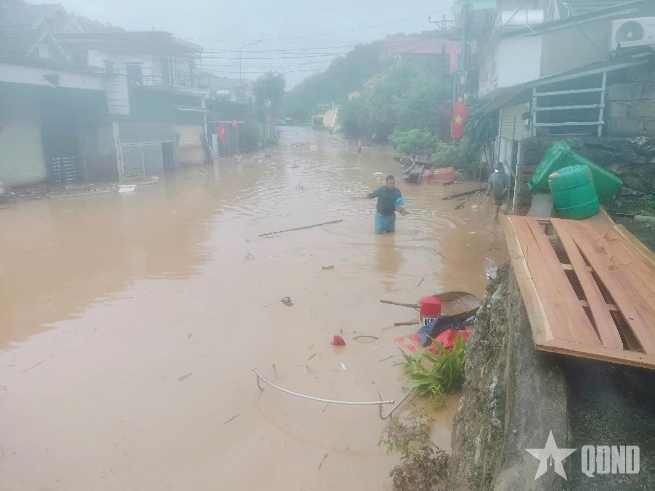 Lũ lên quá nhanh, xã Mường Xén, tỉnh Nghệ An chìm trong biển nước