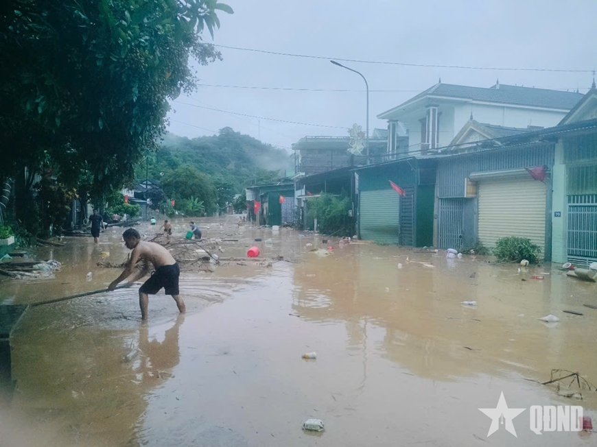 Lũ lên quá nhanh, xã Mường Xén, tỉnh Nghệ An chìm trong biển nước