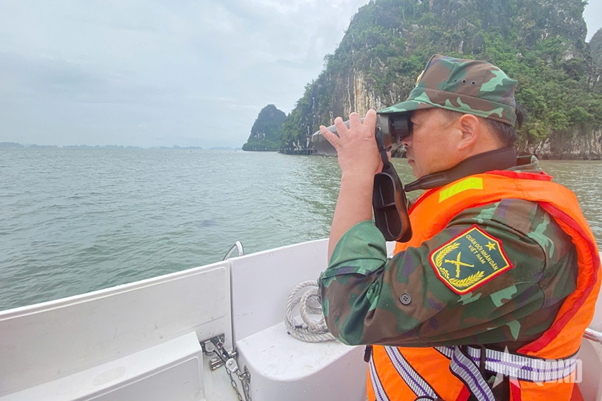 Quảng Ninh: Tiếp tục tìm kiếm 2 nạn nhân còn lại trong vụ lật tàu trên Vịnh Hạ Long