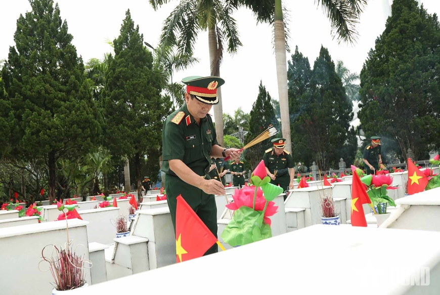 Thượng tướng Lê Huy Vịnh dâng hương ​tại Nghĩa trang liệt sĩ quốc gia Vị Xuyên