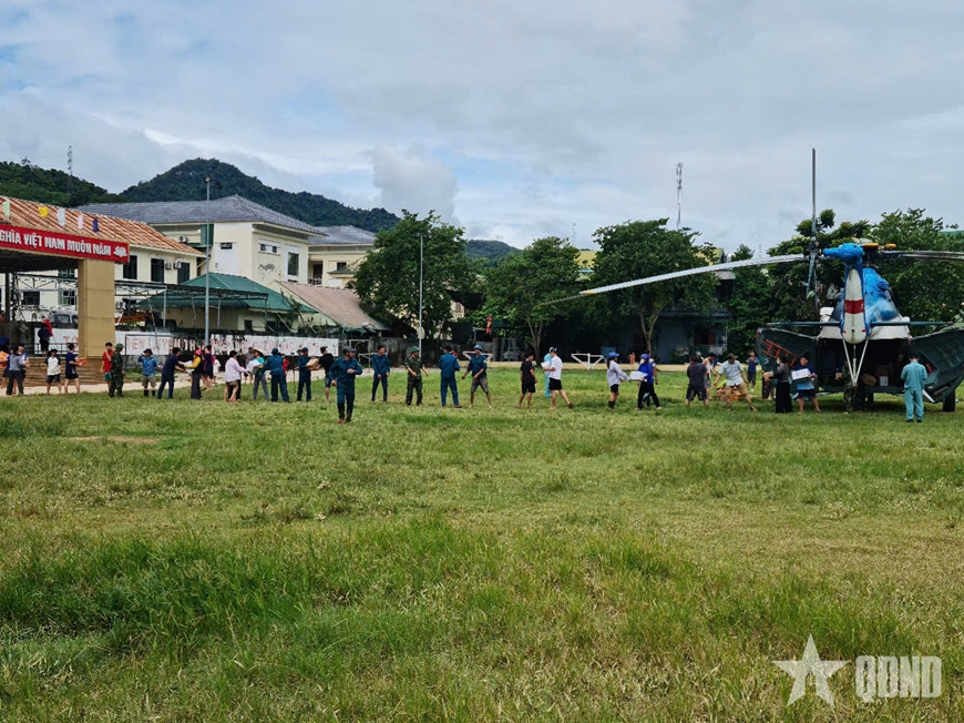 Nghệ An: Trực thăng đã tiếp cận vùng lũ bị cô lập