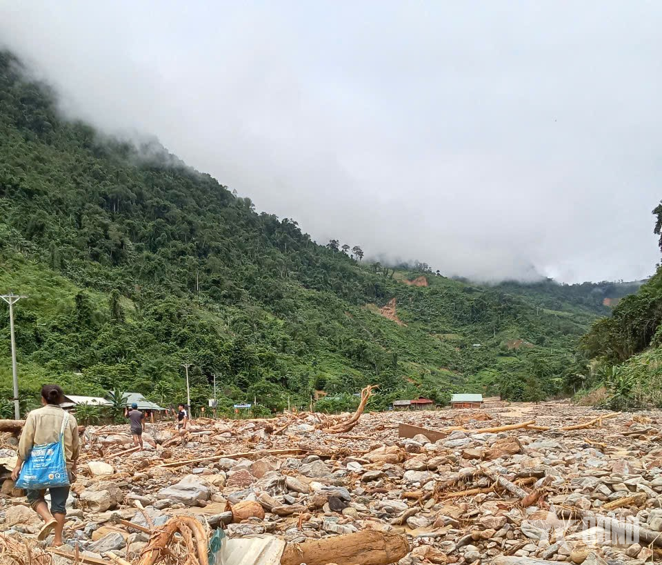 Nghệ An: Nhân dân an toàn tính mạng khi bản Phá Mựt bị lũ tàn phá