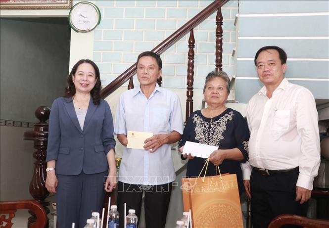 Phó chủ tịch nước Võ Thị Ánh Xuân thăm, tặng quà các gia đình chính sách