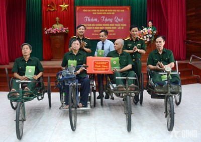 Gallery - 	Ban Thanh niên Quân đội thăm Trung tâm Điều dưỡng thương binh