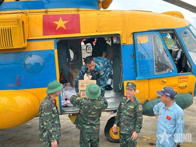 View - 	Quân đội tiếp tục huy động trực thăng thả hàng cứu trợ vùng lũ Nghệ An