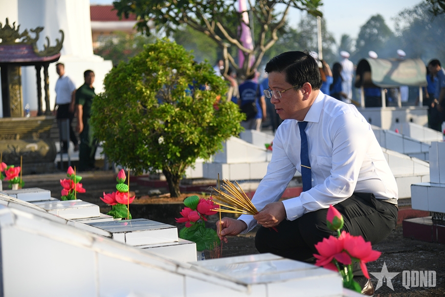 An Giang: Trang trọng Lễ viếng Nghĩa trang Liệt sĩ