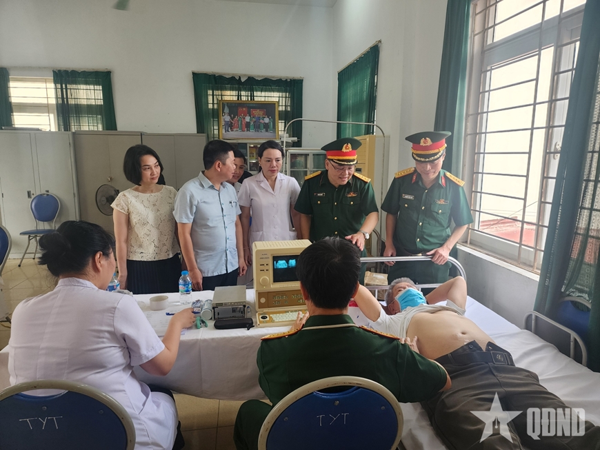 Bệnh viện Bỏng Quốc gia Lê Hữu Trác tổ chức khám, tư vấn sức khỏe và tặng quà đối tượng chính sách tại phường Kiến Hưng