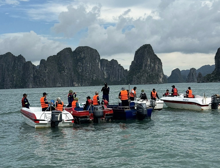 Tìm thấy thi thể gần hang Trống nghi là nạn nhân vụ lật tàu ở Quảng Ninh
