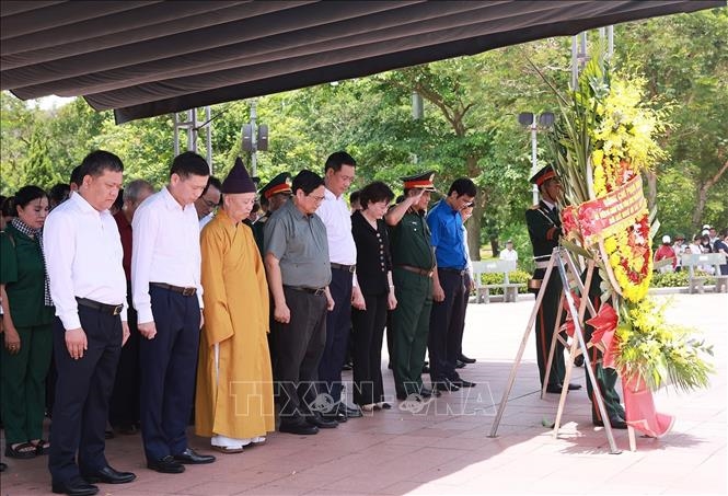 Thủ tướng Phạm Minh Chính tri ân các lãnh đạo tiền bối và người có công với cách mạng tại Quảng Trị và Huế