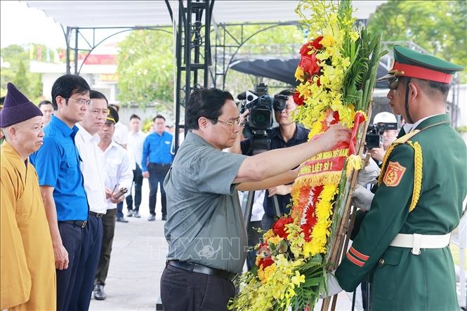 Thủ tướng Phạm Minh Chính tri ân các lãnh đạo tiền bối và người có công với cách mạng tại Quảng Trị và Huế