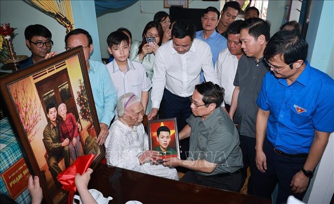 Thủ tướng Phạm Minh Chính tri ân các lãnh đạo tiền bối và người có công với cách mạng tại Quảng Trị và Huế