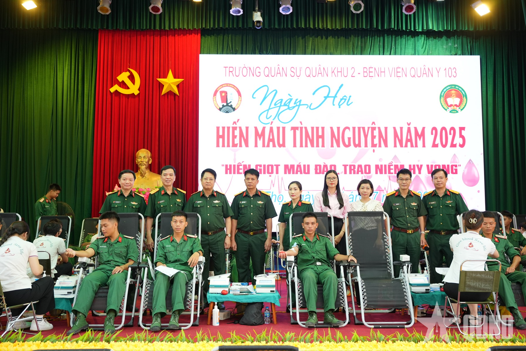 Tuổi trẻ Trường Quân sự Quân khu 2 hăng hái hiến máu tình nguyện