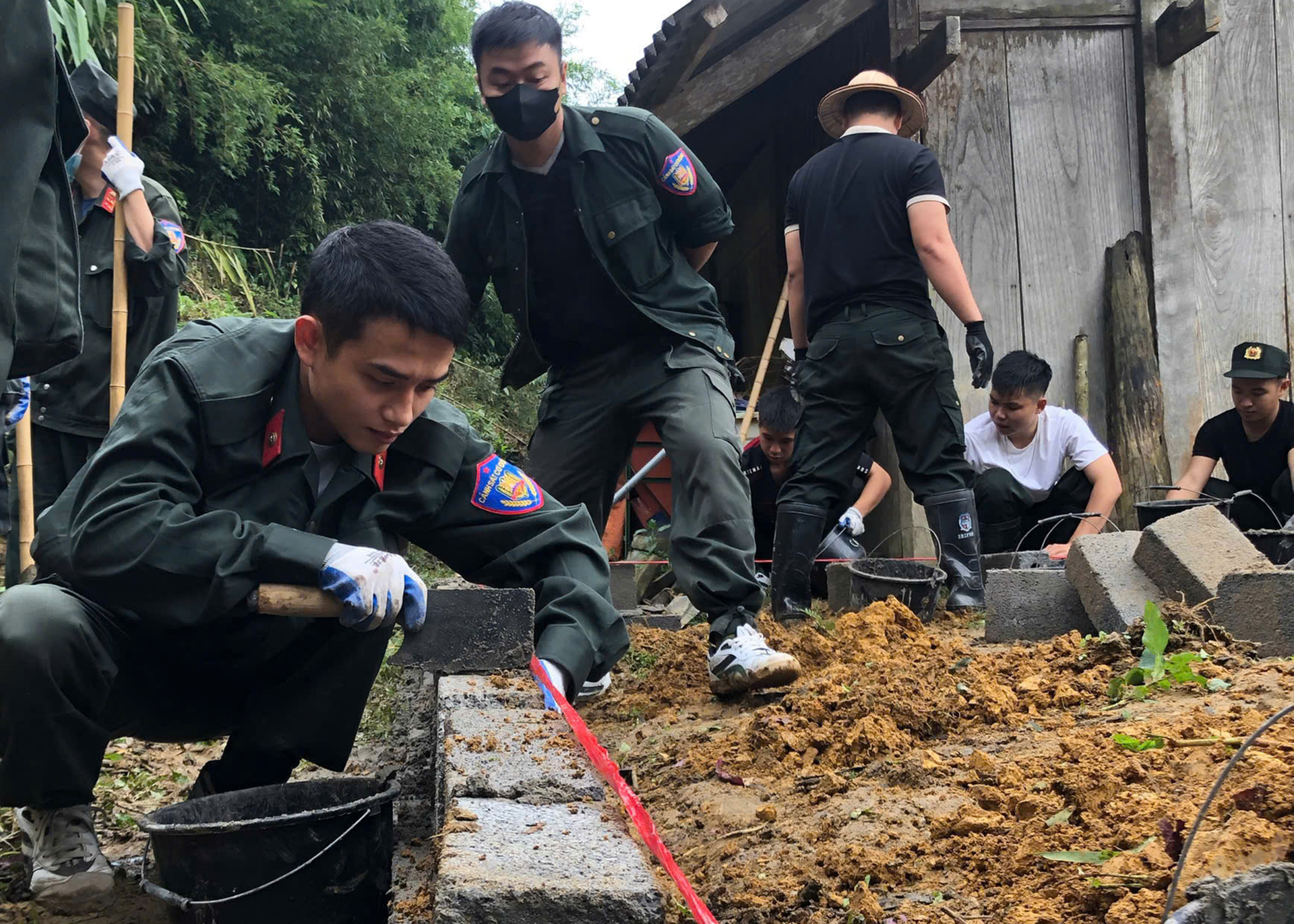 Trung đoàn Cảnh sát cơ động Đông Bắc hỗ trợ nhân dân miền núi xóa nhà tạm, nhà dột nát