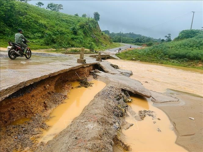 Quảng Trị: Cứu 4 người trong xe ô tô bị nước cuốn trôi