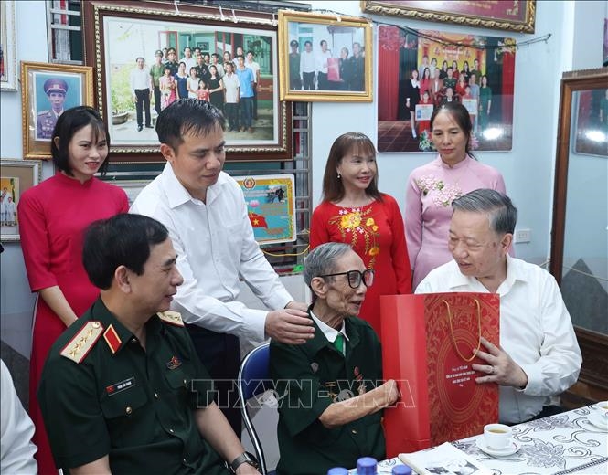 Tổng Bí thư Tô Lâm dâng hương tưởng niệm các Anh hùng liệt sĩ tại Điện Biên