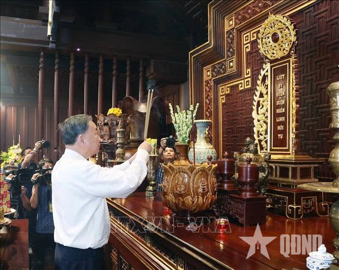 Tổng Bí thư Tô Lâm dâng hương tưởng niệm các Anh hùng liệt sĩ tại Điện Biên