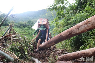 Gallery - 	Nghệ An: Gian nan “cõng” nhu yếu phẩm về bản