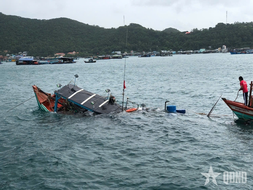 Đồn Biên phòng Nam Du liên tiếp cứu hộ hai phương tiện bị chìm trên vùng biển Đặc khu Kiên Hải