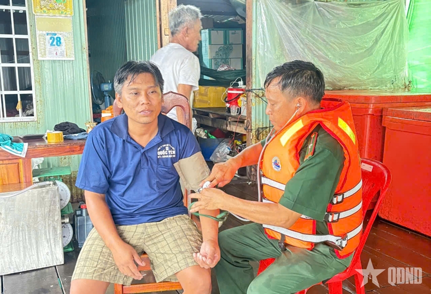 Đồn Biên phòng Nam Du liên tiếp cứu hộ hai phương tiện bị chìm trên vùng biển Đặc khu Kiên Hải