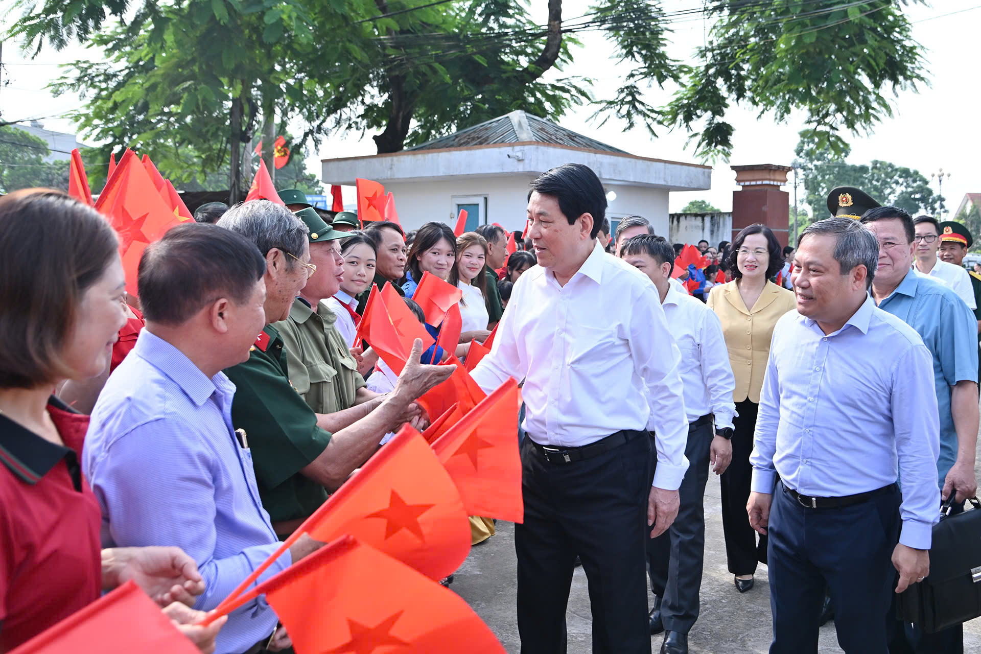 Chủ tịch nước Lương Cường kiểm tra vận hành hoạt động hệ thống chính trị tại xã Quảng Hà (Quảng Ninh)