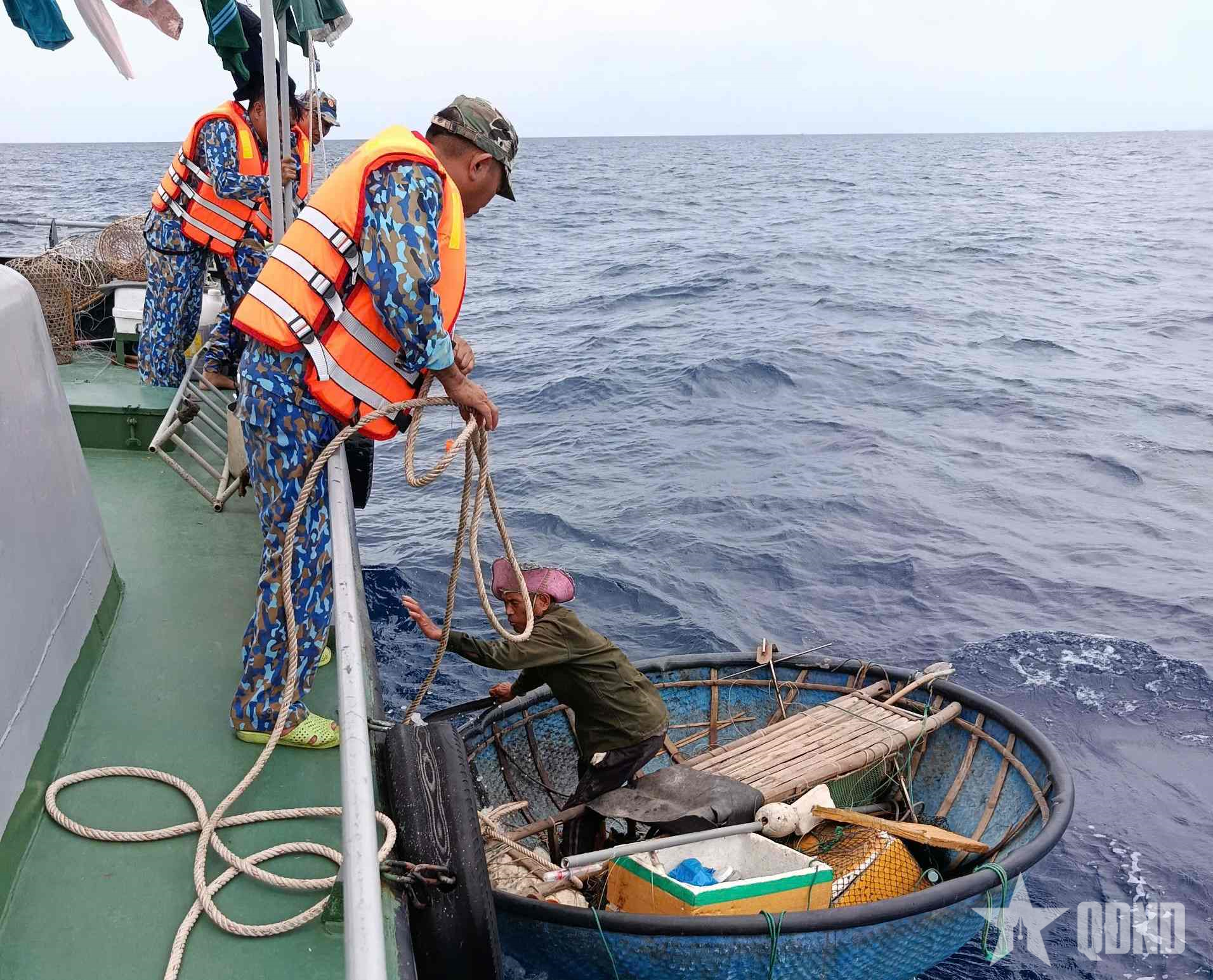 BĐBP TP Đà Nẵng kịp thời hỗ trợ phương tiện bị hỏng máy trôi dạt trên biển