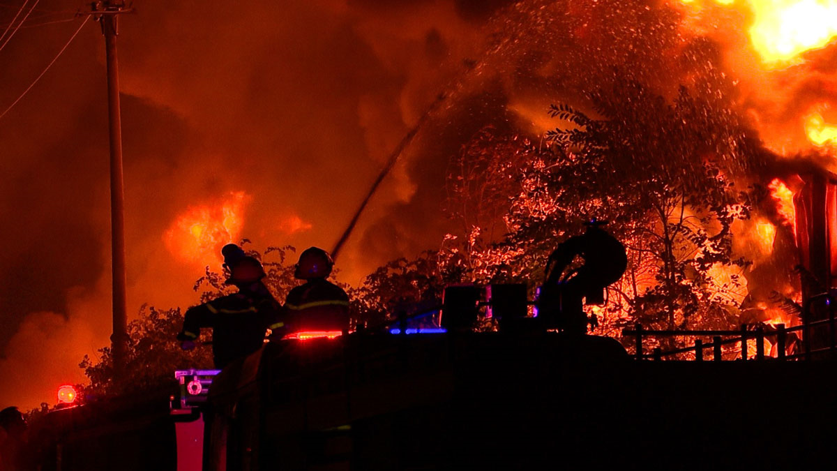 Lào Cai: Cháy lớn tại Khu công nghiệp Âu Lâu, thiêu rụi 2.000 tấn nguyên liệu