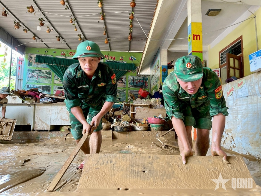 Nghệ An: Bộ đội Biên phòng khám, cấp thuốc, giúp dân khắc phục hậu quả bão lũ