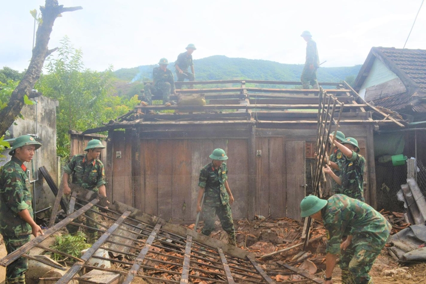 Vượt khó để giúp nhân dân vùng lũ