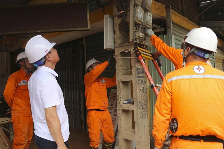 Vượt khó để giúp nhân dân vùng lũ