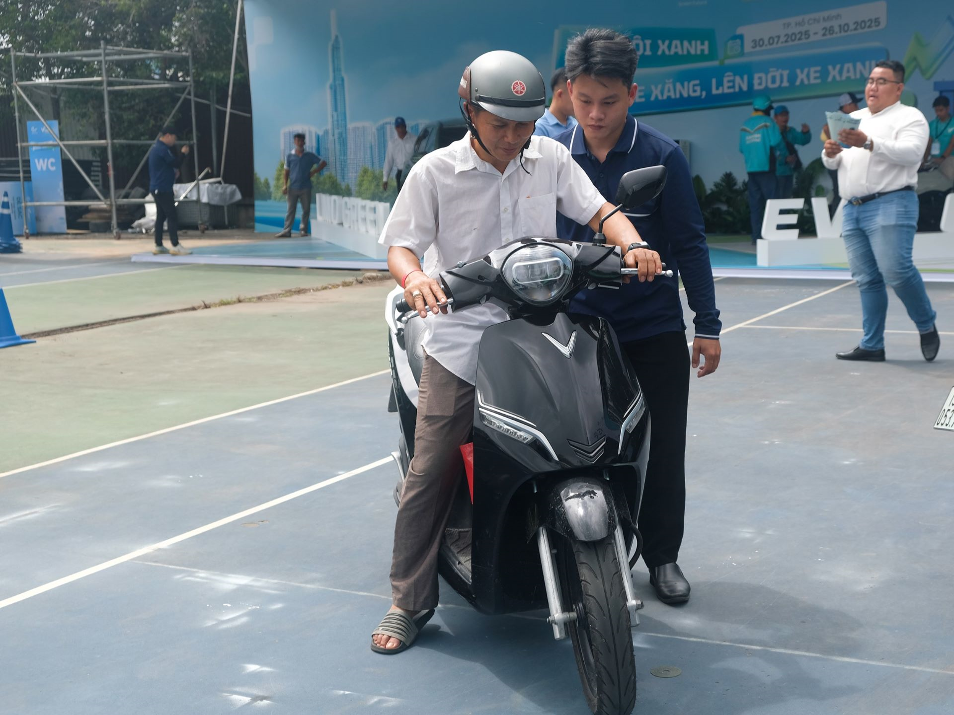 Tài xế hào hứng với Evo Grand giá 21 triệu đồng, sạc miễn phí tới giữa năm 2026, chia sẻ doanh thu tới 90% 