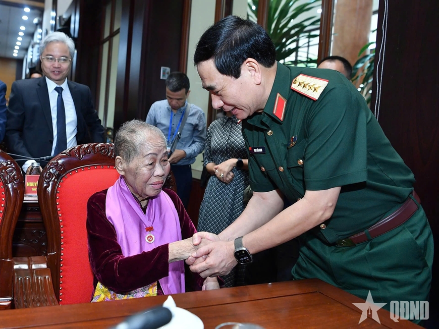 Tổng Bí thư Tô Lâm gặp mặt cán bộ lão thành cách mạng, Bà mẹ Việt Nam anh hùng, tướng lĩnh, Anh hùng Lực lượng vũ trang nhân dân