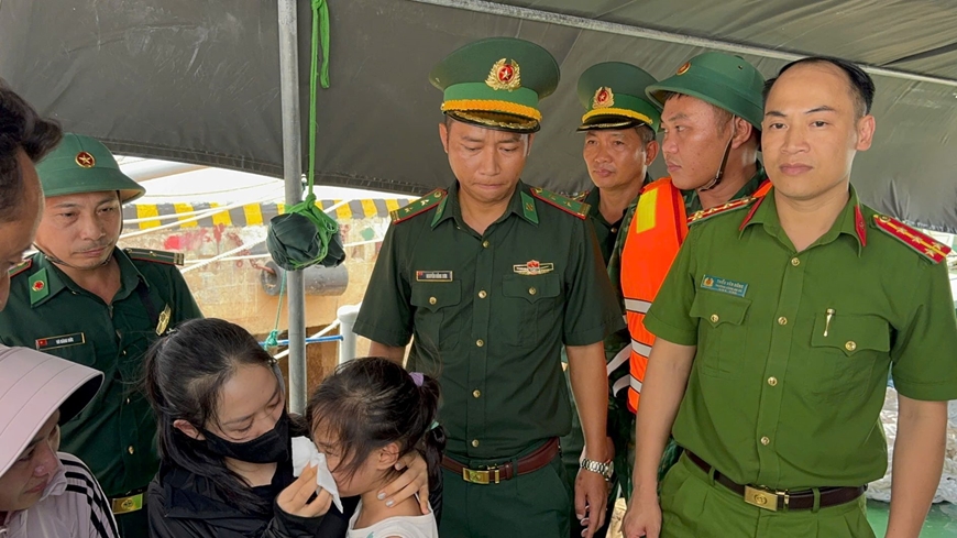 Hà Tĩnh: Cứu hai bố con bị sóng cuốn trôi khi đi tắm biển