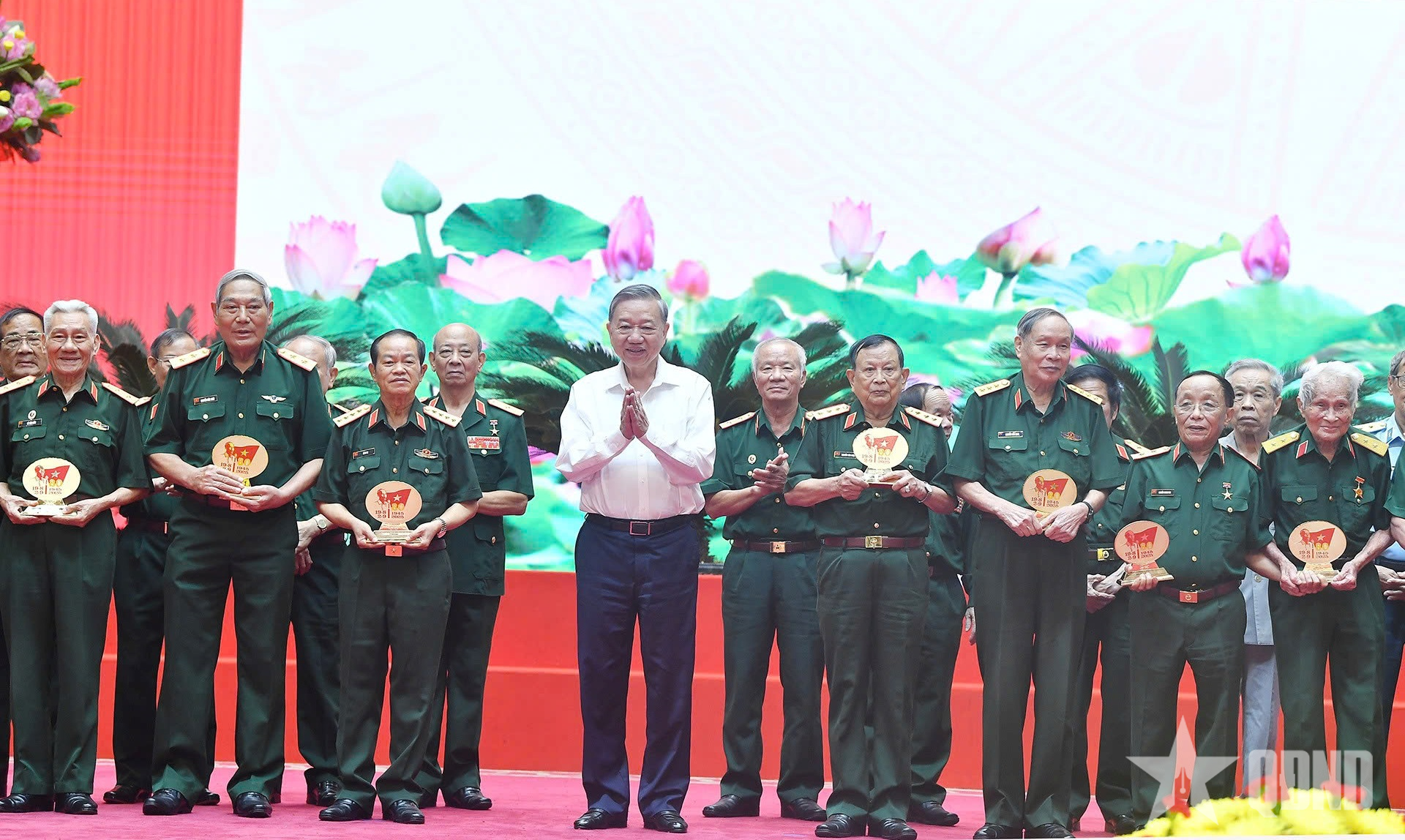 Hiến dâng tuổi xuân để tô thắm trang sử vẻ vang của dân tộc