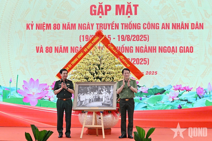 Tổng Bí thư Tô Lâm dự gặp mặt kỷ niệm 80 năm Ngày truyền thống Công an nhân dân và ngành Ngoại giao