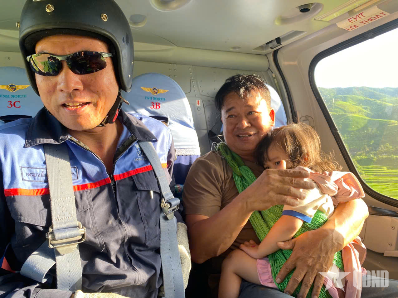 Trực thăng của Công ty Trực thăng Miền Bắc, Binh đoàn 18 giải cứu người dân bị cô lập do mưa lũ ở Sơn La